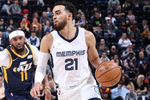  戈贝尔20篮板统治攻防，爵士力克国王保希望  