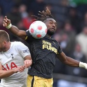  热刺防线送礼不断，利兹联逆转取胜终结五轮不胜  